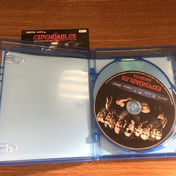 The Expendables (Blu-ray/DVD, 2010, 2-Disc Set, Canadian) - Picture 3 of 5